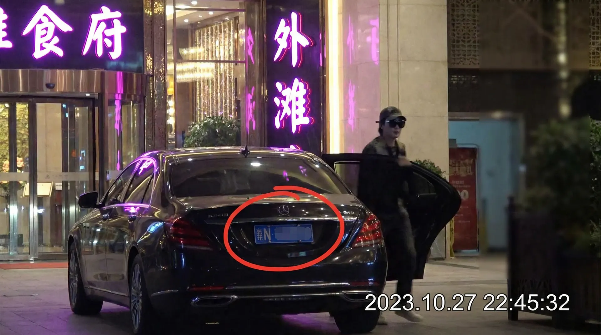 女女性恋爱视频免费 - 豪车餐厅外偷拍
